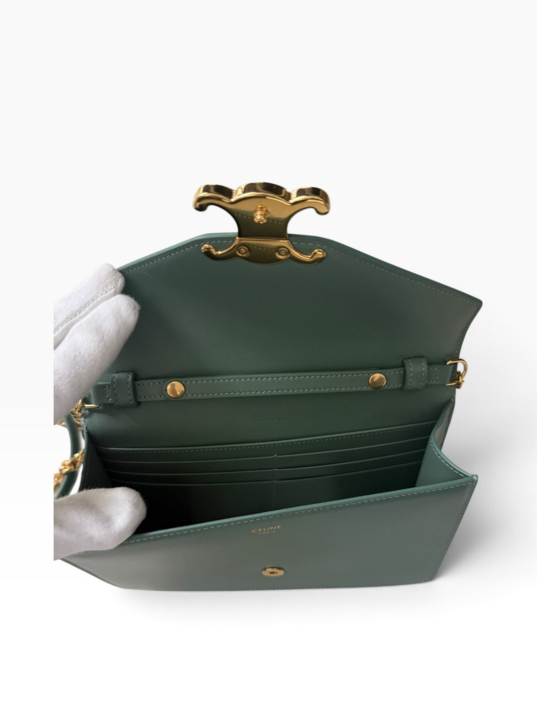 CELINE Wallet on Chain Margo in der Farbe Celadon mit abnehmbarer Schulterkette.