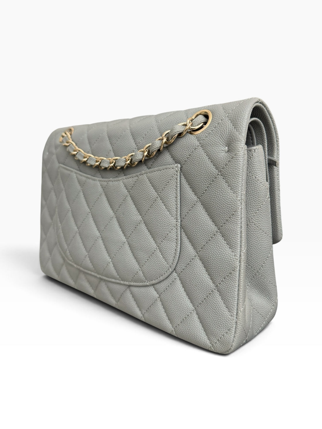 CHANEL Medium Classic Double Flap Bag aus grauem Kaviarleder (Kalbsleder) und goldfarbener Hardware.