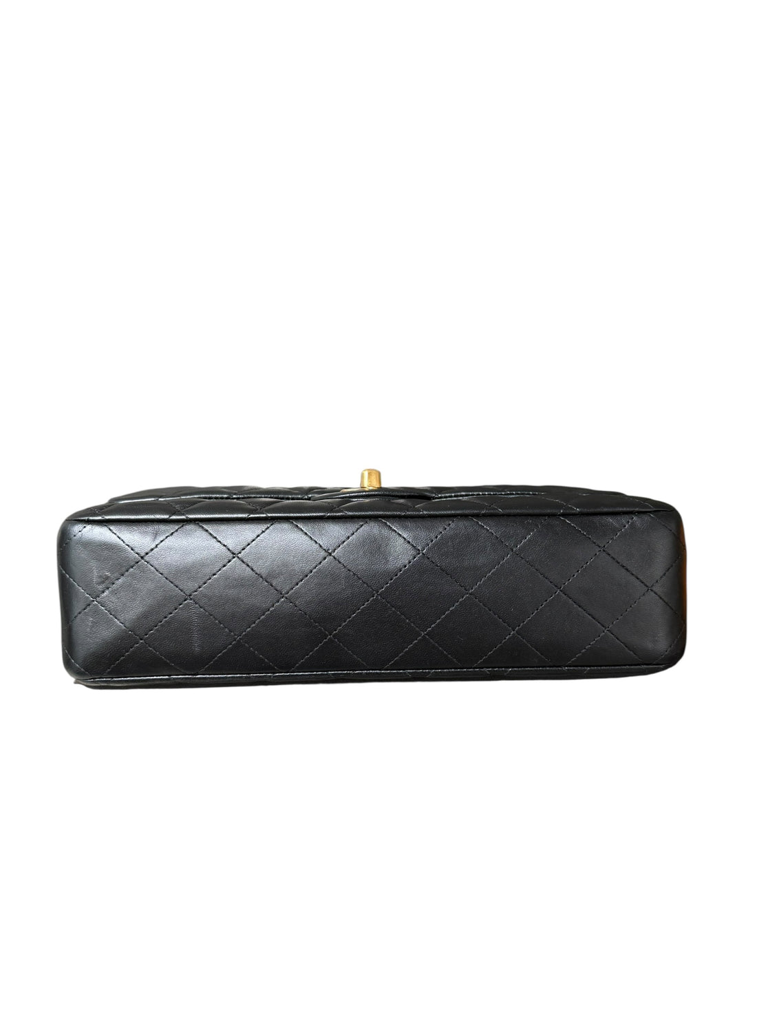 Chanel Medium Classic Double Flap Bag aus schwarzem Lammleder und goldfarbener Hardware.