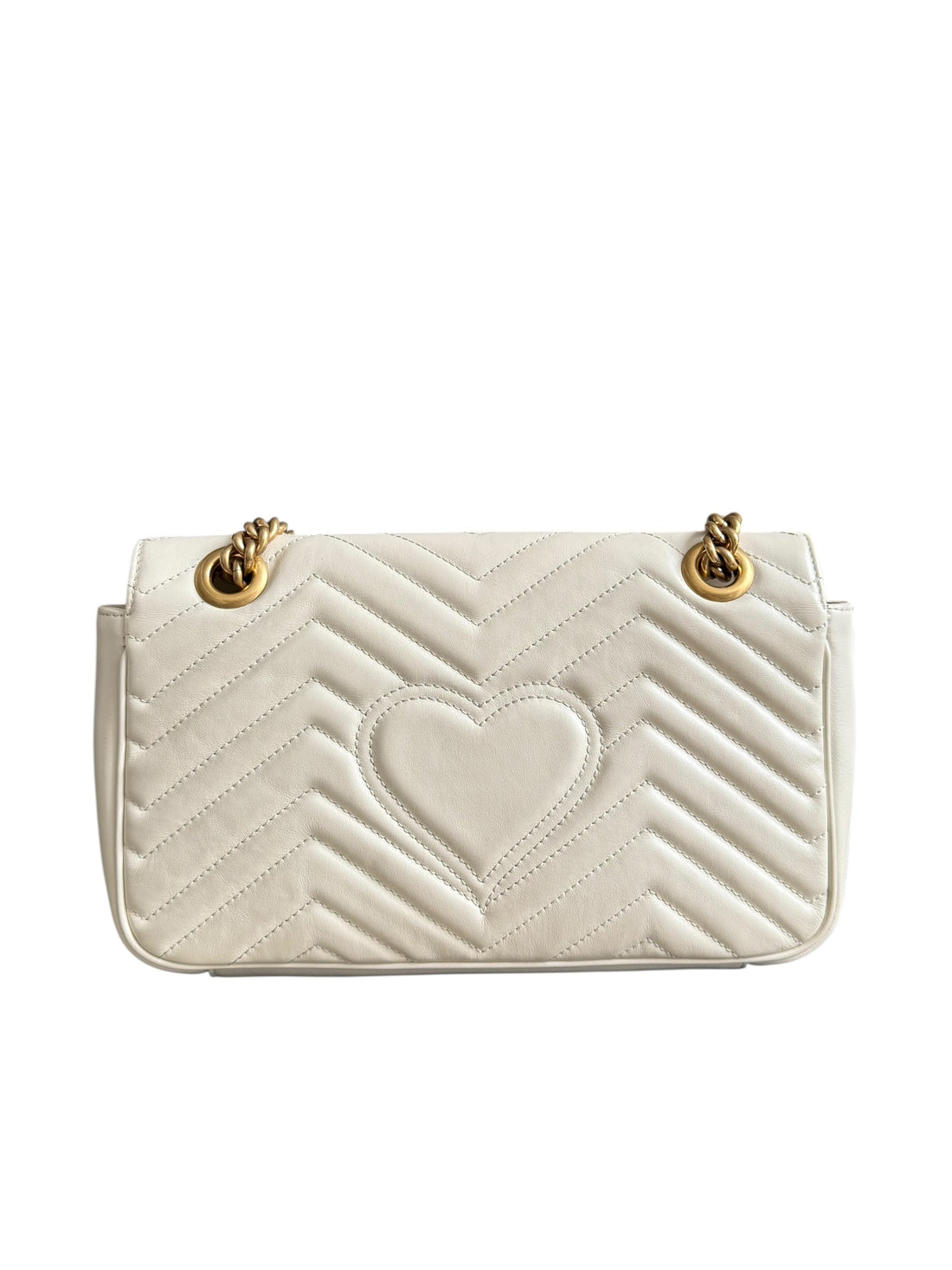 Gucci Marmont Schultertasche in der Farbe Creme mit goldfarbener Hardware.