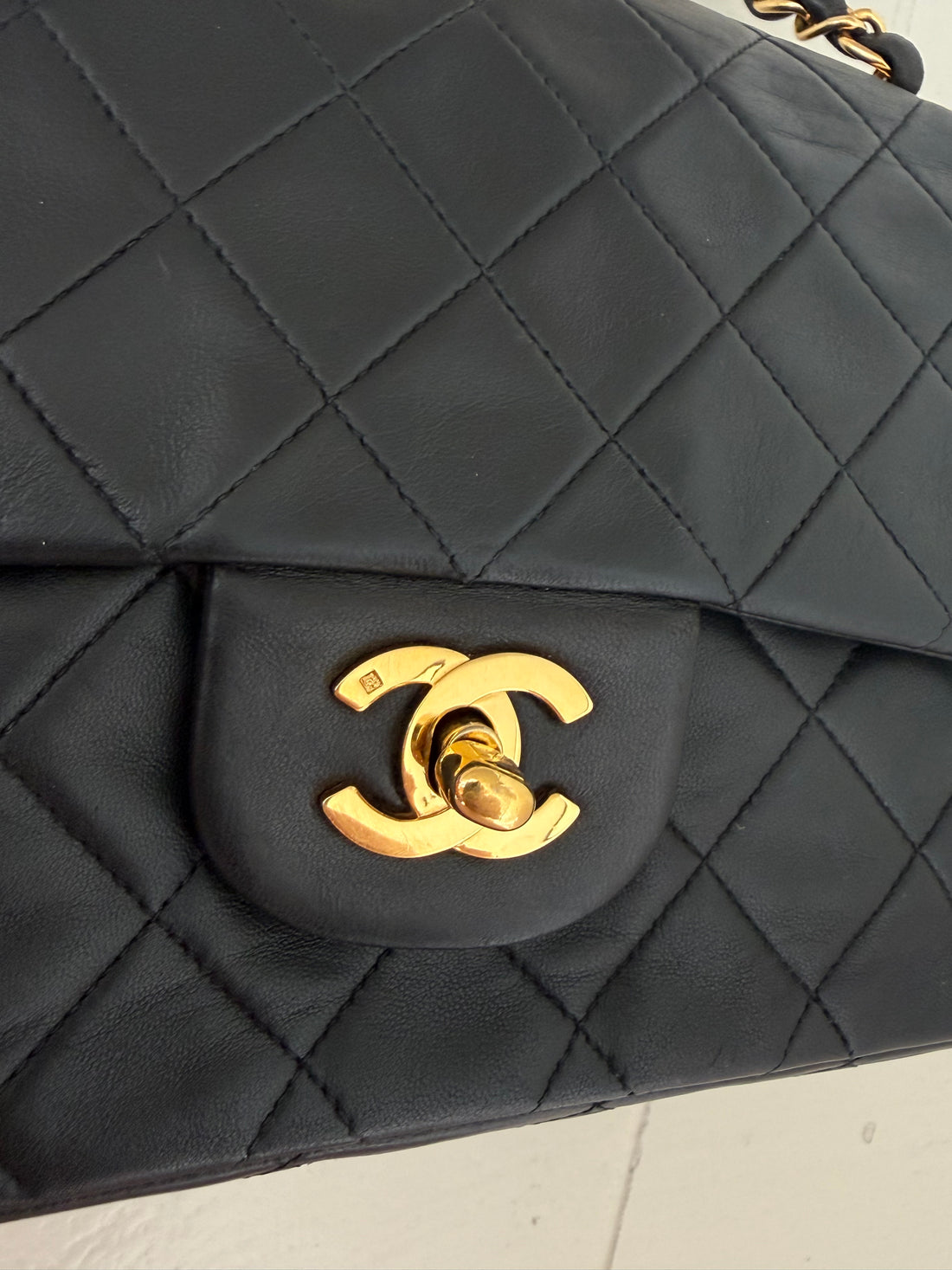 Chanel Double Flap Bag Medium Vintage aus schwarzem Lammleder und 24 Karat vergoldeter Hardware.