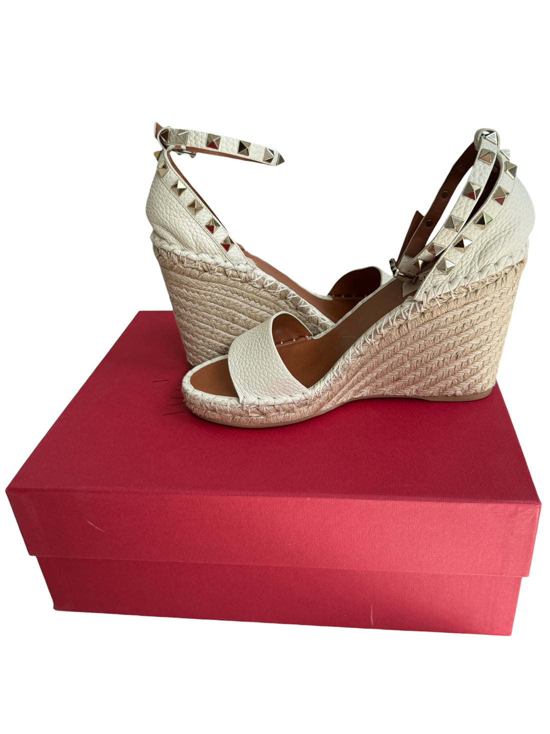 Valentino Garavani Rockstud Espadrille-Wedges aus cremefarbenem, gekörntem Leder. Grösse 38.