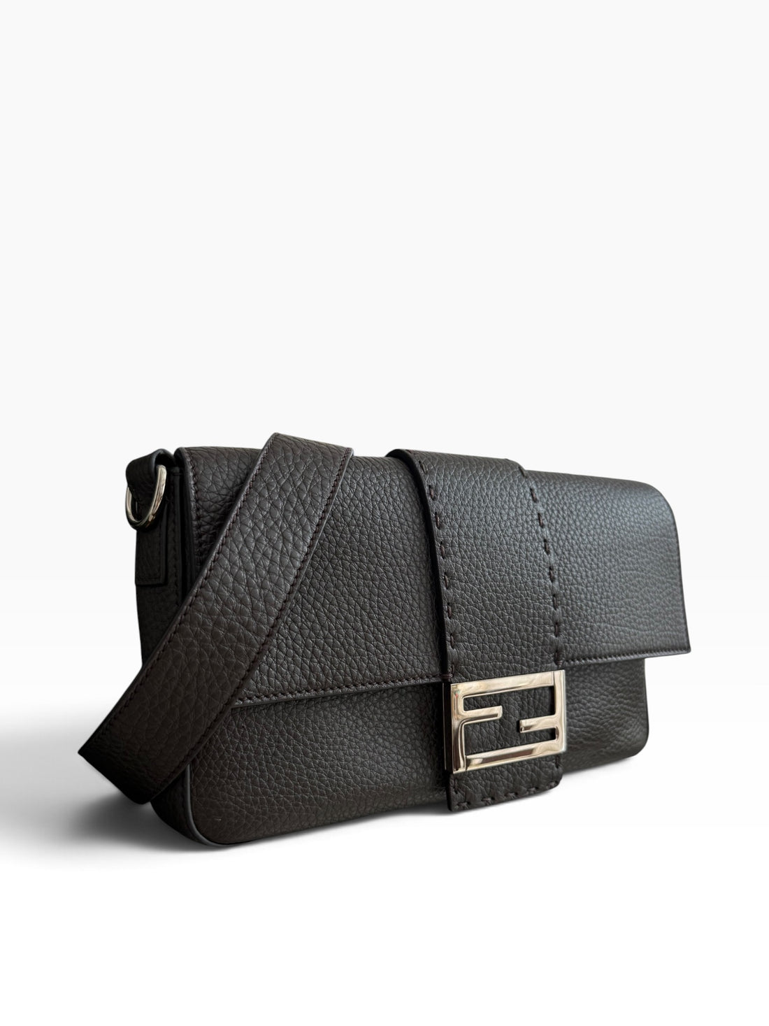 FENDI Baguette Bag aus braunem genarbtem Rindsleder.