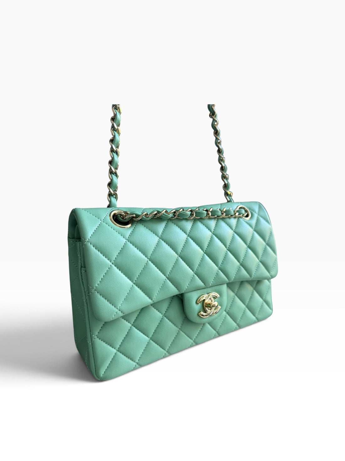 Chanel Classic Timeless Double Flap Bag in small aus weichem Lammleder in der Farbe Pastellgrün/Mintgrün.