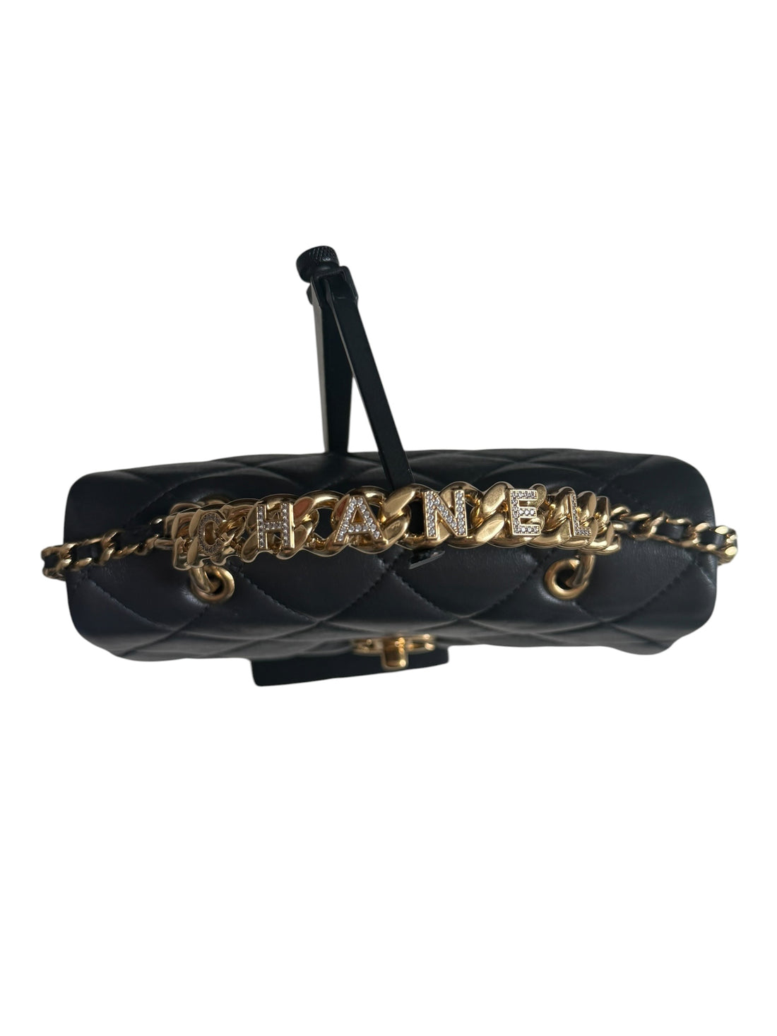 Chanel Timeless Classic Handle aus weichem Lammleder in der Farbe dunkelgrau und goldfarbener Hardware.