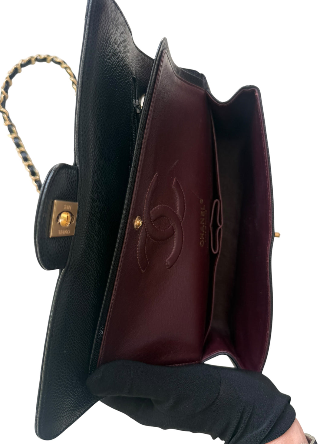 CHANEL Medium Classic Double Flap Bag aus schwarzem Kaviarleder und goldfarbener Hardware. Bordeauxfarbenes Innenfutter
