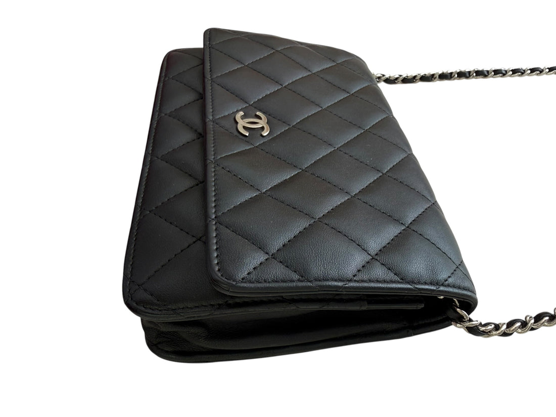 CHANEL WOC Wallet on Chain aus schwarzem Lammleder und silberfarbener Hardware.