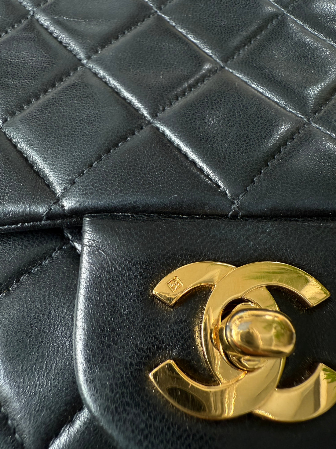 Chanel Medium Classic Double Flap Bag aus schwarzem Lammleder und goldfarbener Hardware