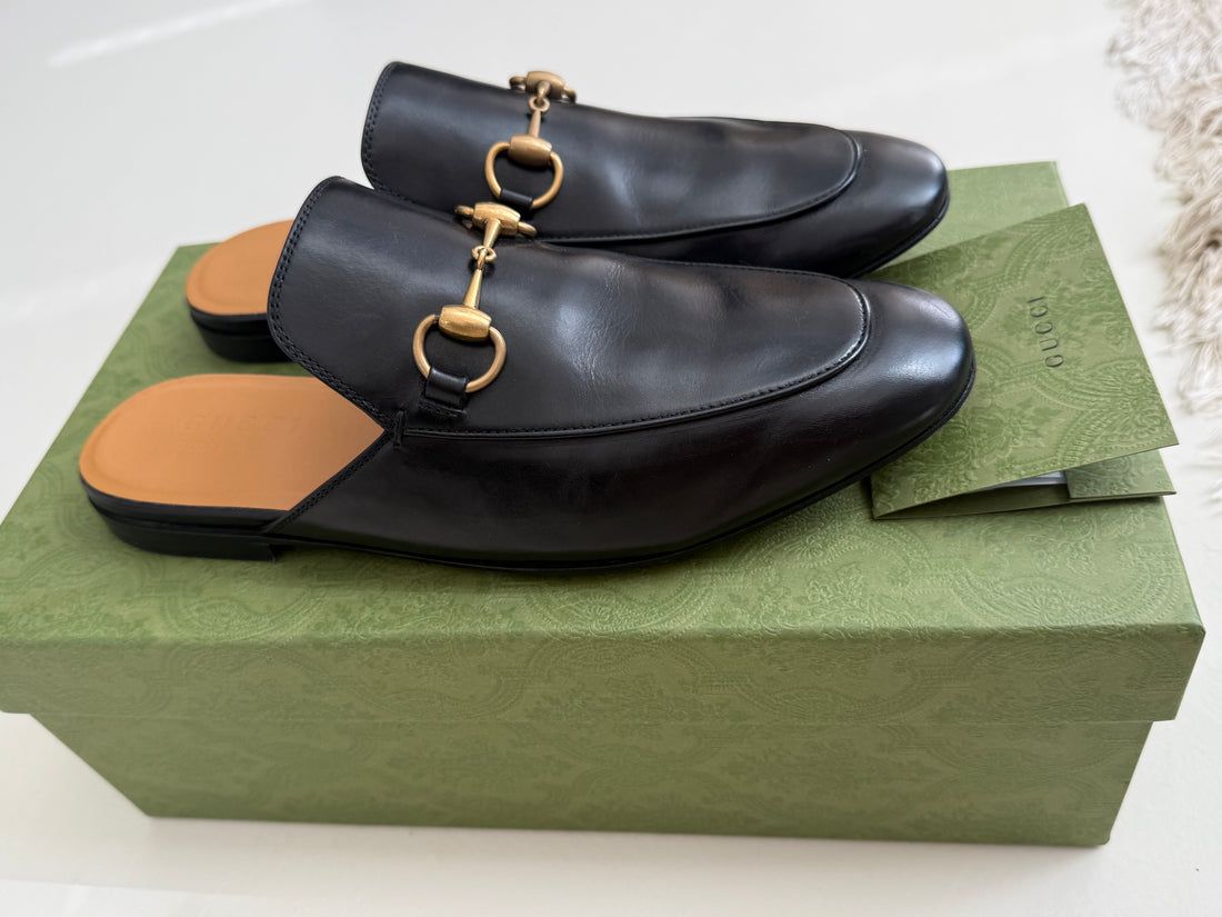 Die Gucci Loafer Mules Modell Princetown zeichnen sich durch ein ikonisches, goldfarbenes Horsebit-Detail aus