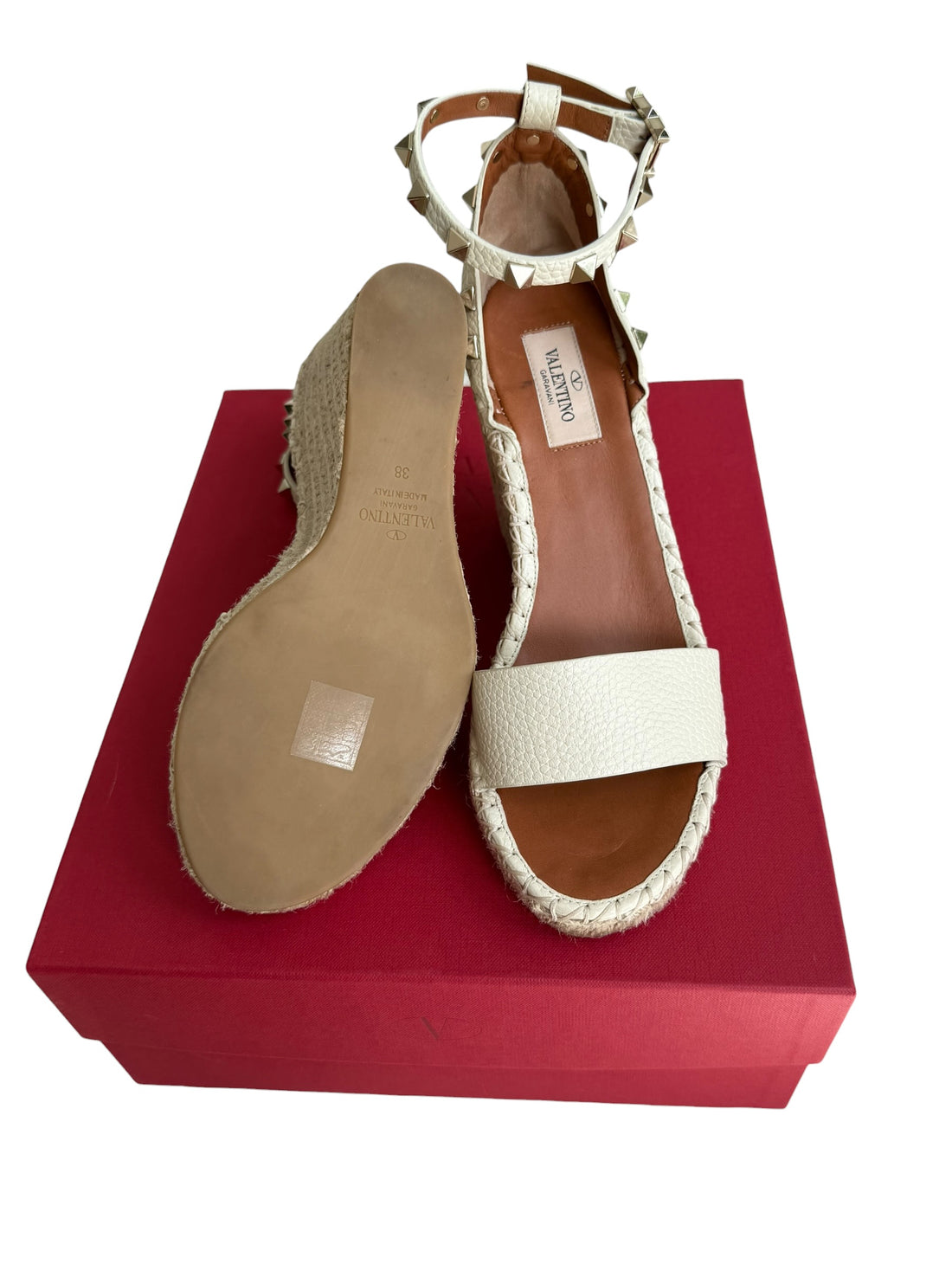Valentino Garavani Rockstud Espadrille-Wedges aus cremefarbenem, gekörntem Leder. Grösse 38.