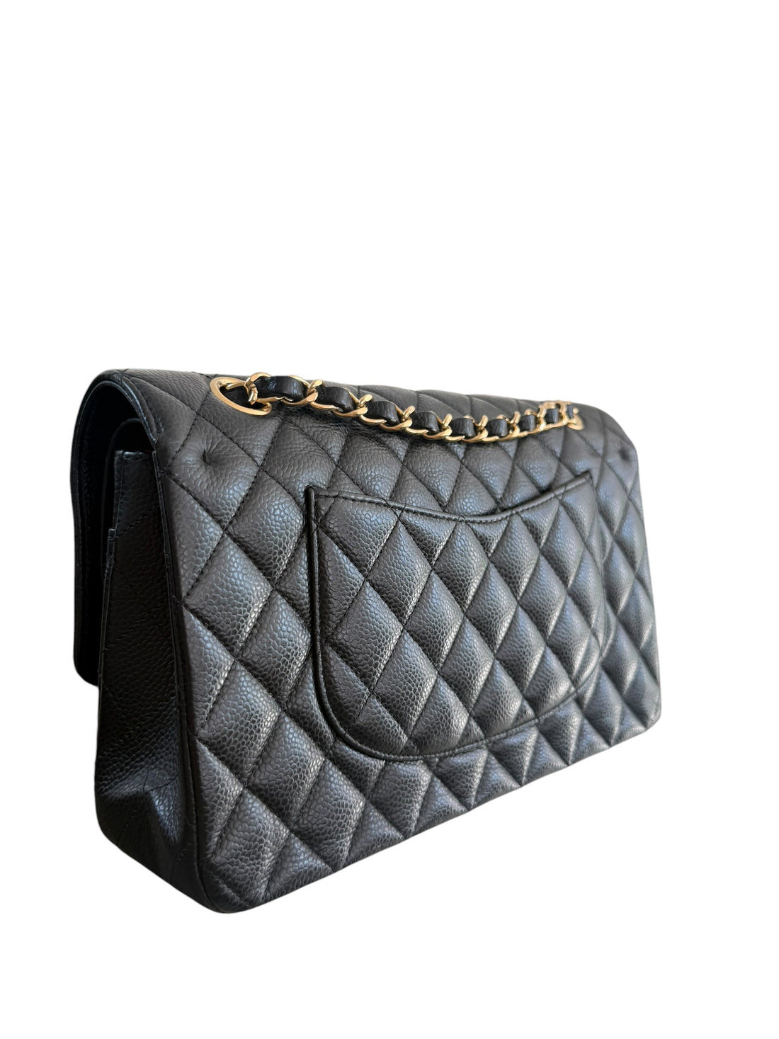 CHANEL Medium Classic Double Flap Bag aus schwarzem Kaviarleder und goldfarbener Hardware. Bordeauxfarbenes Innenfutter