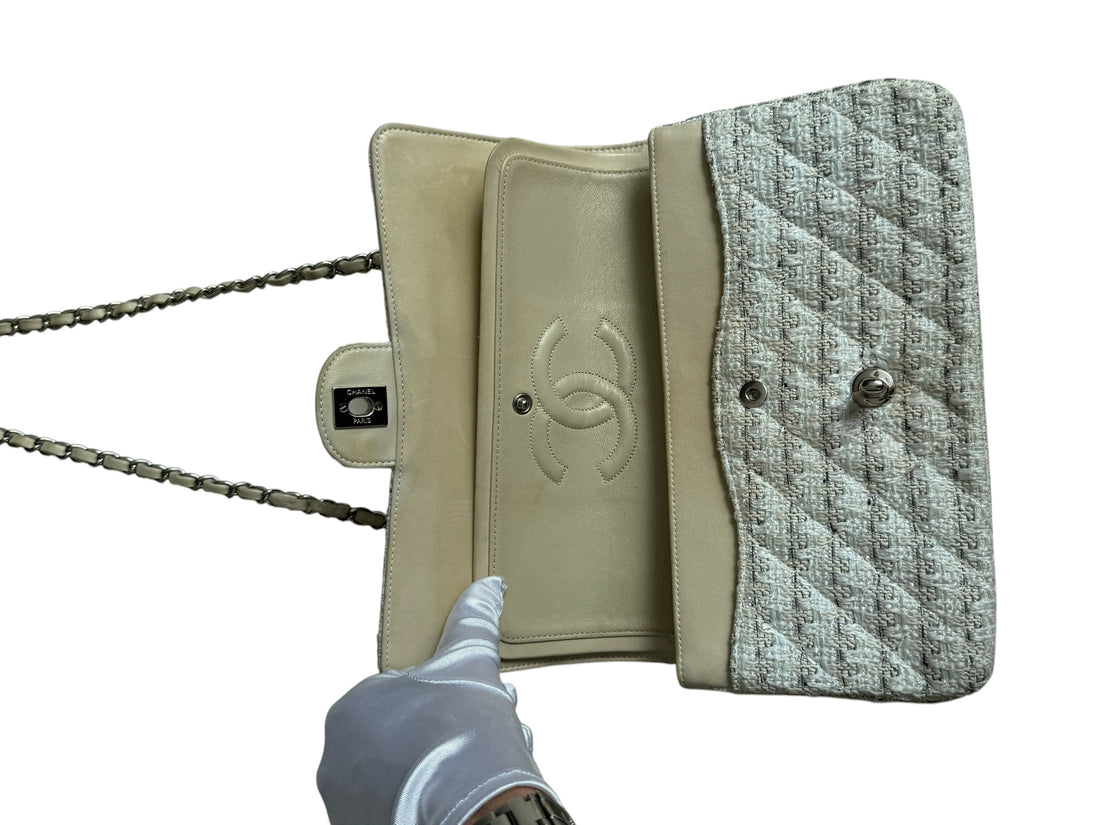 Chanel Timeless Double Flap Bag Medium in den Farben beige/creme/grau und weiss in Tweed
