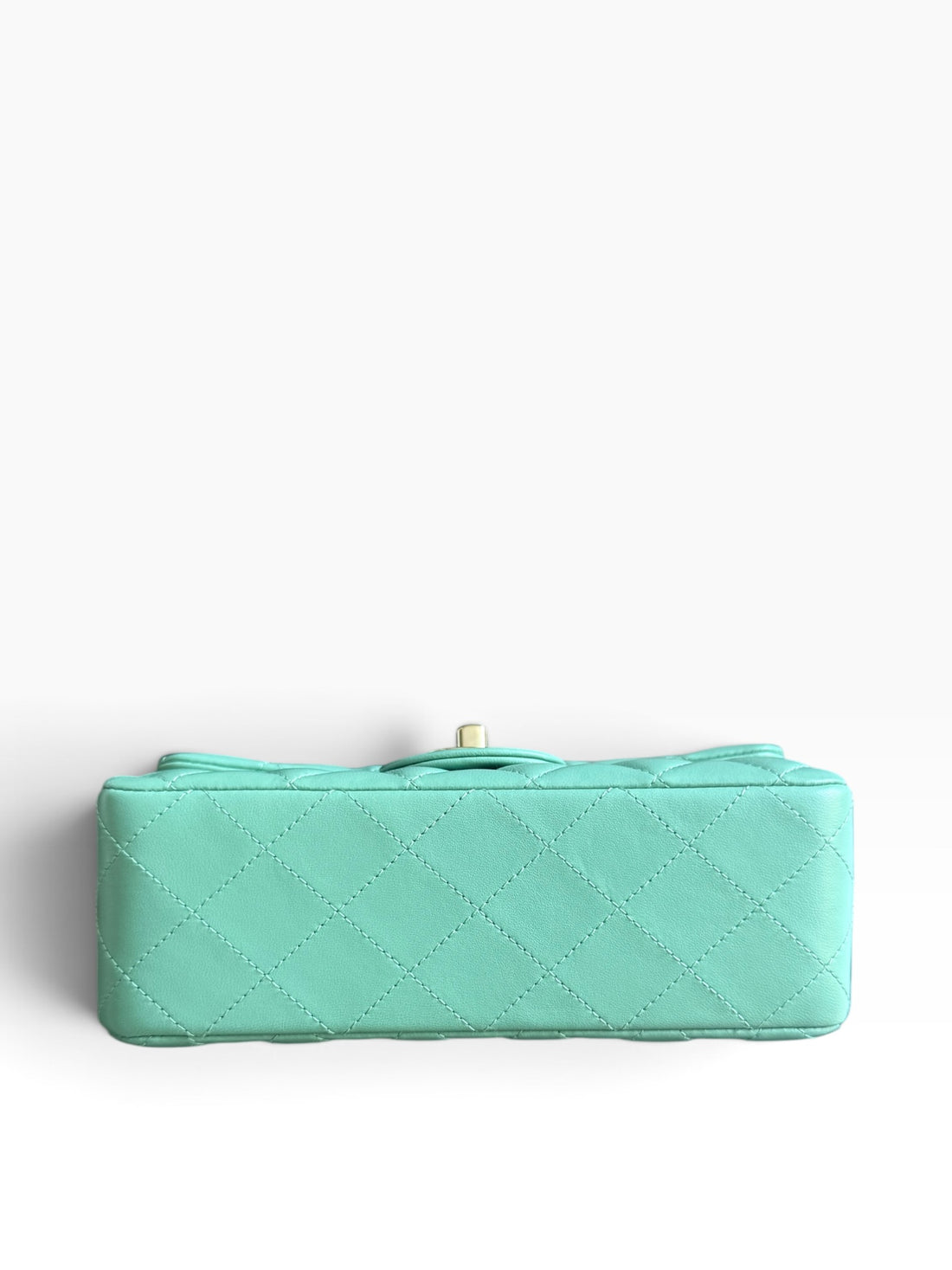 Chanel Mini Classic Flap aus Lamm-Leder mit light-goldfarbener Hardware in der Farbe Mintgrün / Pastellgrün