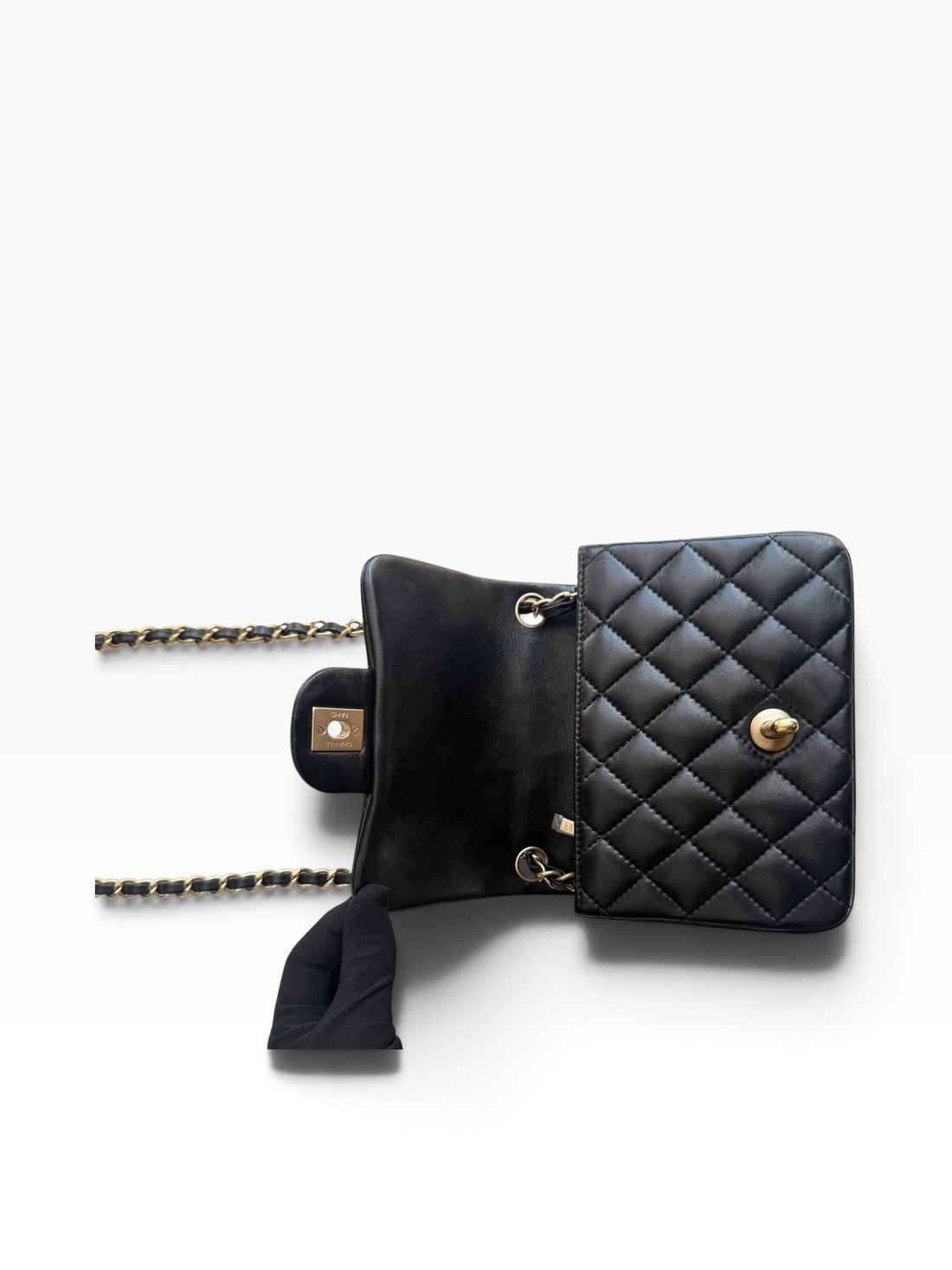 Chanel Classic Flap Bag Mini Square aus schwarzem Lammleder mit goldfarbenem Metall.