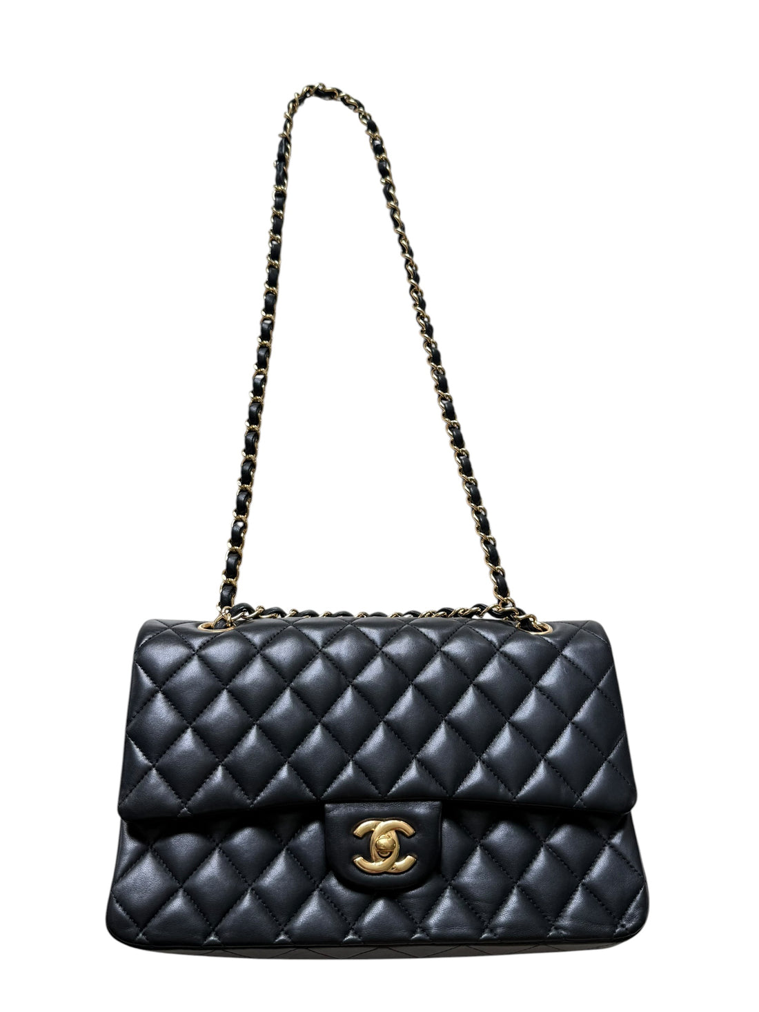 Chanel Medium Classic Double Flap Bag aus schwarzem Lammleder und goldfarbener Hardware. Bordeauxfarbenes Innenfutter