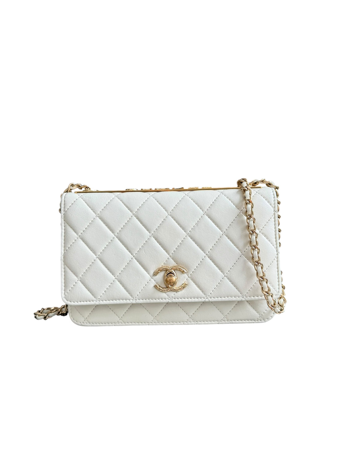 Chanel WOC Wallet on Chain Trendy aus Lammleder in der Farbe creme und goldfarbener Hardware.