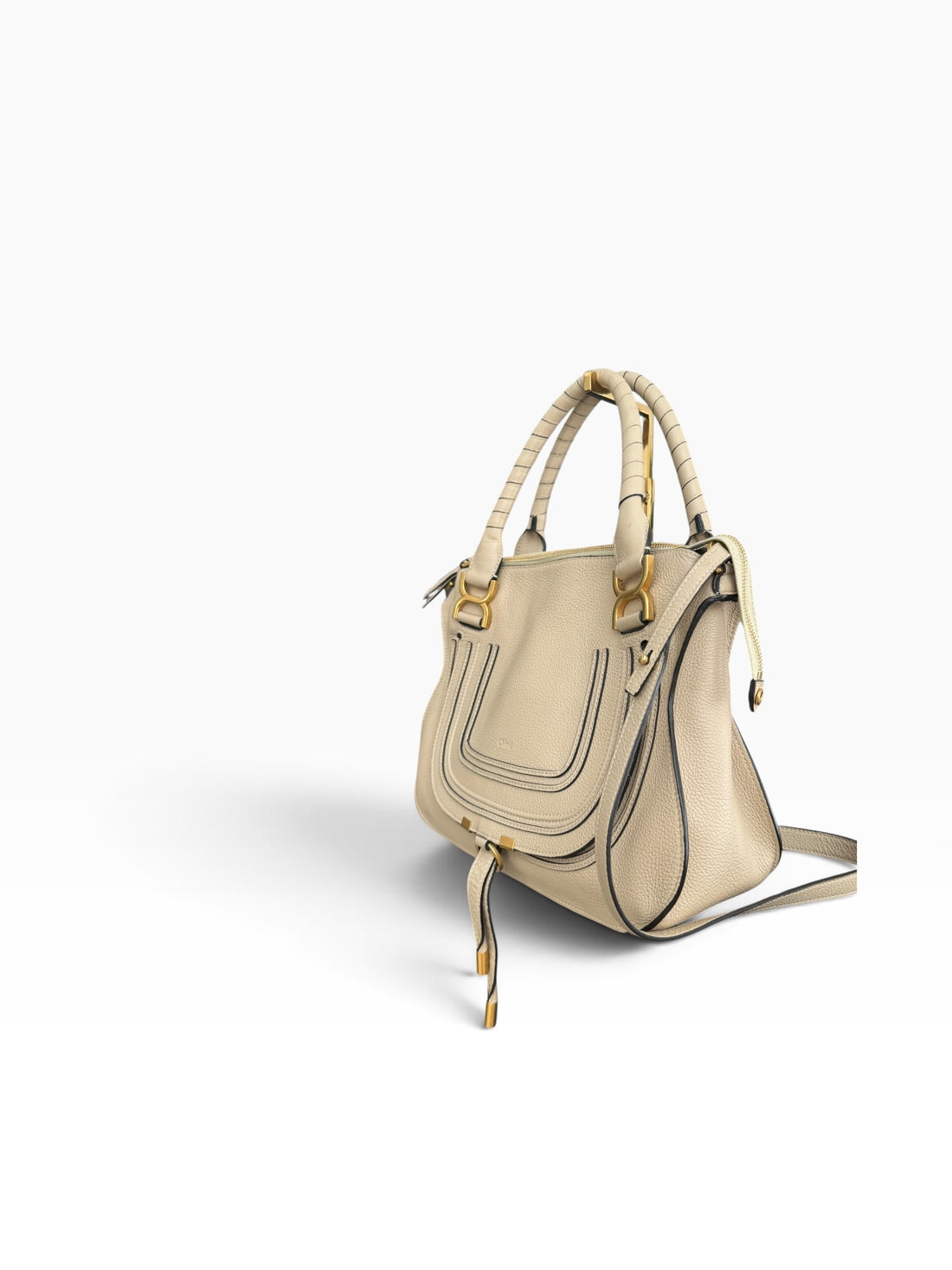 Chloé Marcie Bag in einem santen Taupe / Beigeton aus genarbtem Kalbsleder mit charakteristischen handgewickelten Henkeln und goldfarbenen Metallbeschlägen