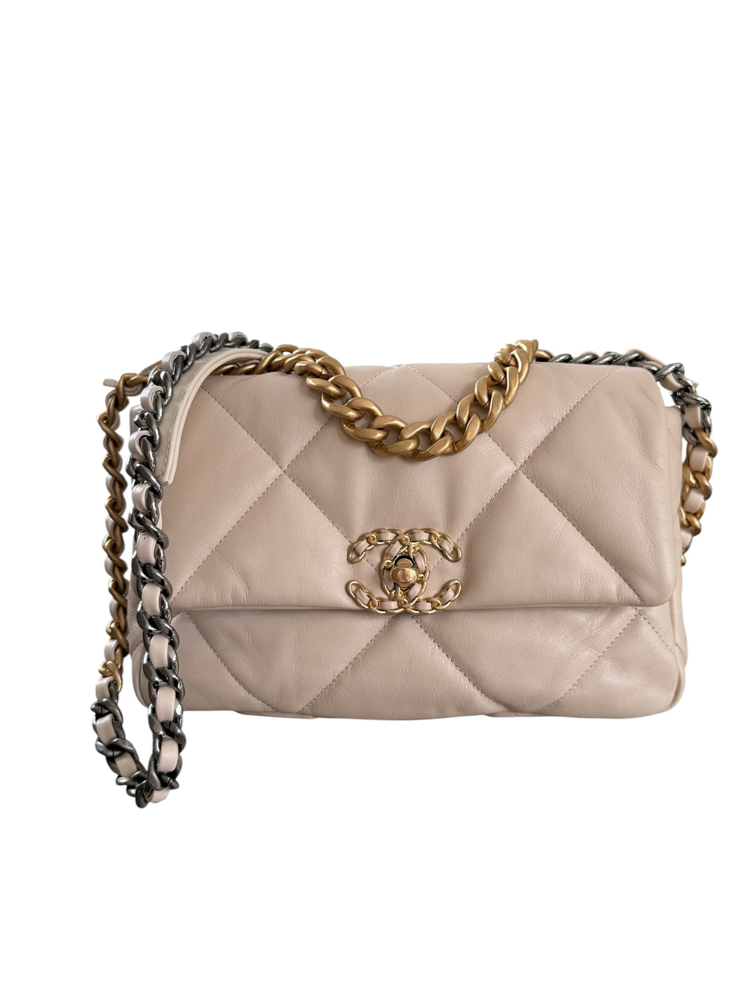 Chanel 19 small in der Farbe light-beige aus weichem Lammleder mit Gold- Silber- Rutheniumfarbenem Metall
