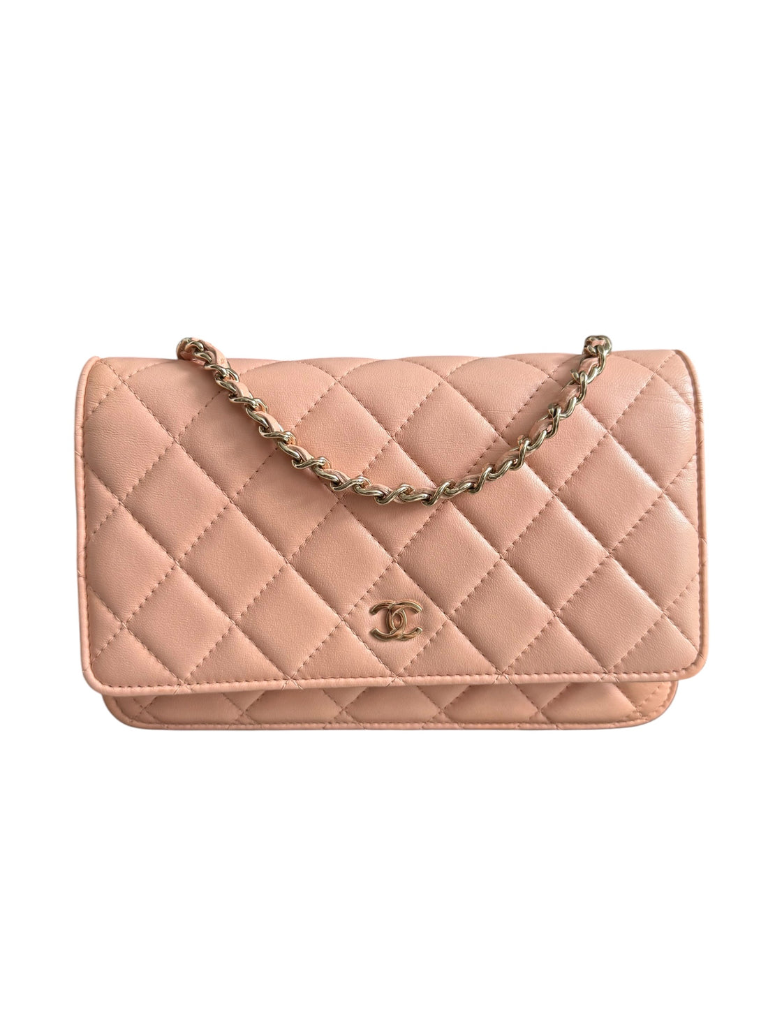 CHANEL WOC Wallet on Chain aus nudefarbenem Lammleder und goldfarbener Hardware.