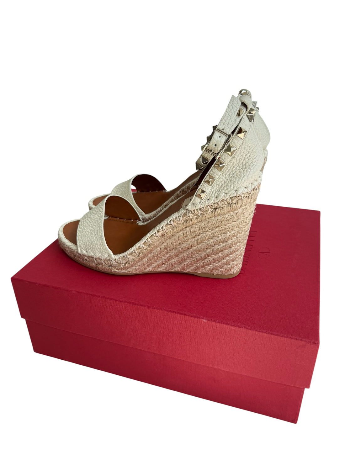Valentino Garavani Rockstud Espadrille-Wedges aus cremefarbenem, gekörntem Leder. Grösse 38.