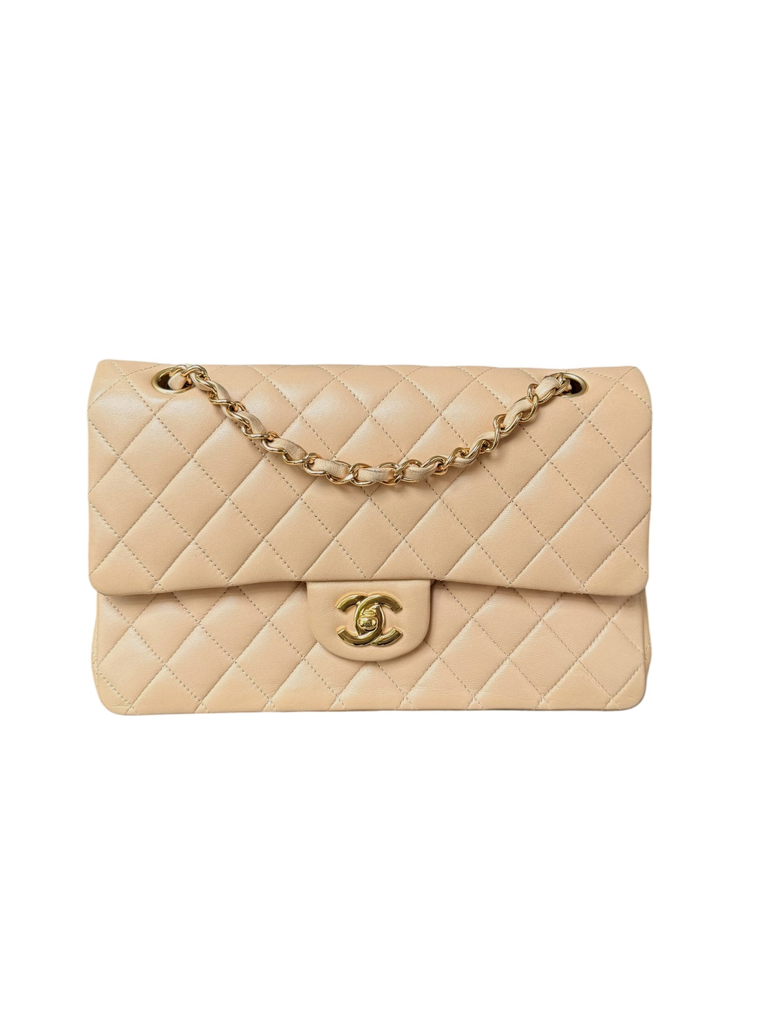 Chanel Classic Medium Double Flap Bag ist aus beigem Lammleder gefertigt und verfügt über eine charakteristische Rautensteppung. Goldfarbene Hardware