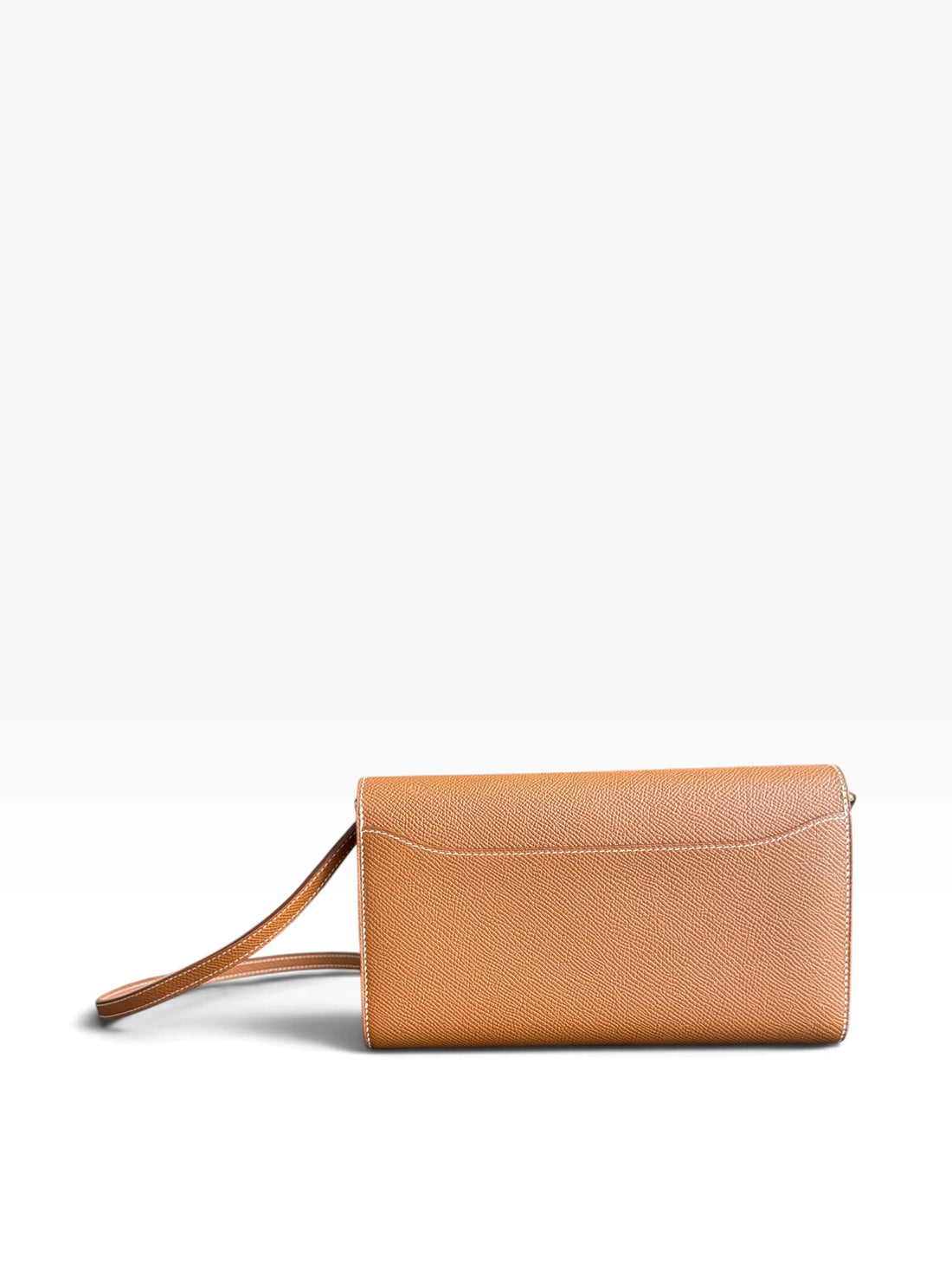 HERMÈS Constance to Go in der Farbe Gold.