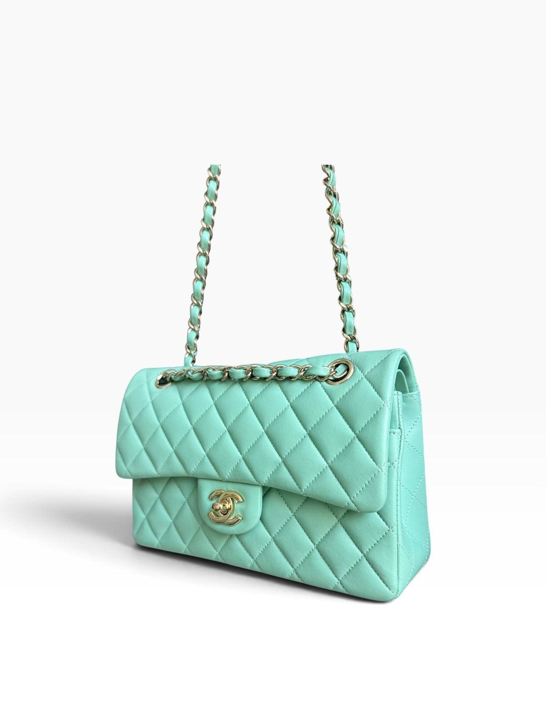 Chanel Classic Timeless Double Flap Bag in small aus weichem Lammleder in der Farbe Pastellgrün/Mintgrün.