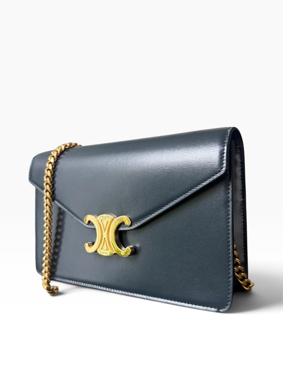 Portefeuille CELINE Wallet on Chain Margo couleur bleu marine avec chaîne d'épaule amovible.