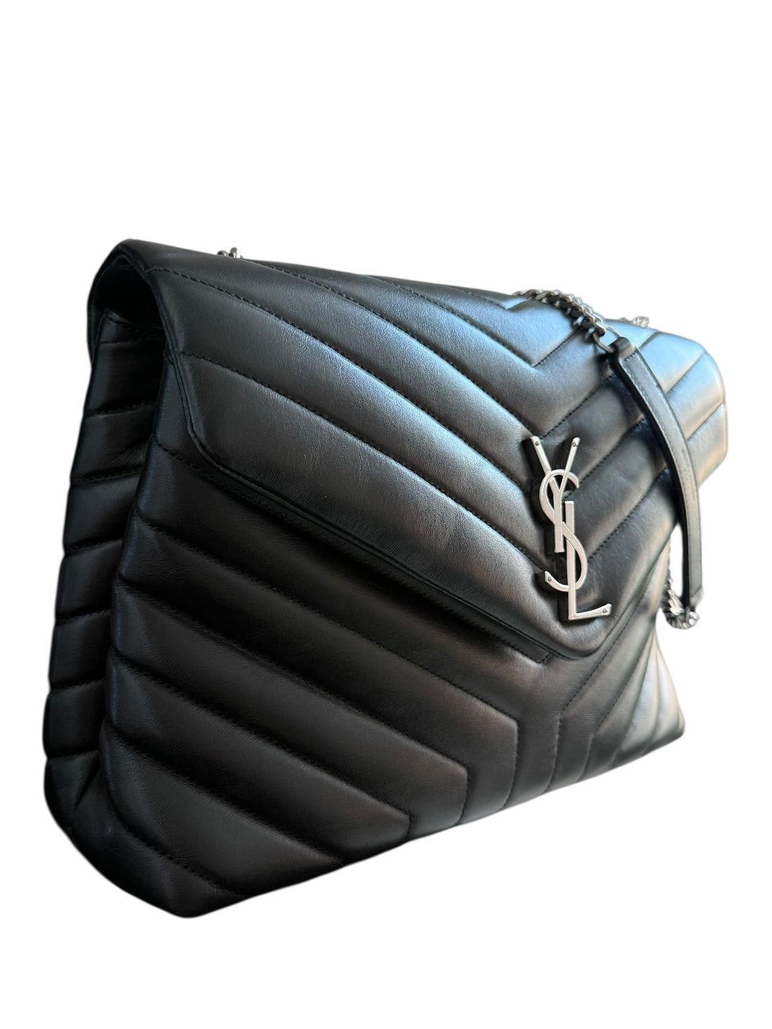 YSL Loulou Medium Tasche aus schwarzem Kalbsleder mit ineinandergreifenden YSL Initialen aus silberfarbenem Metall.