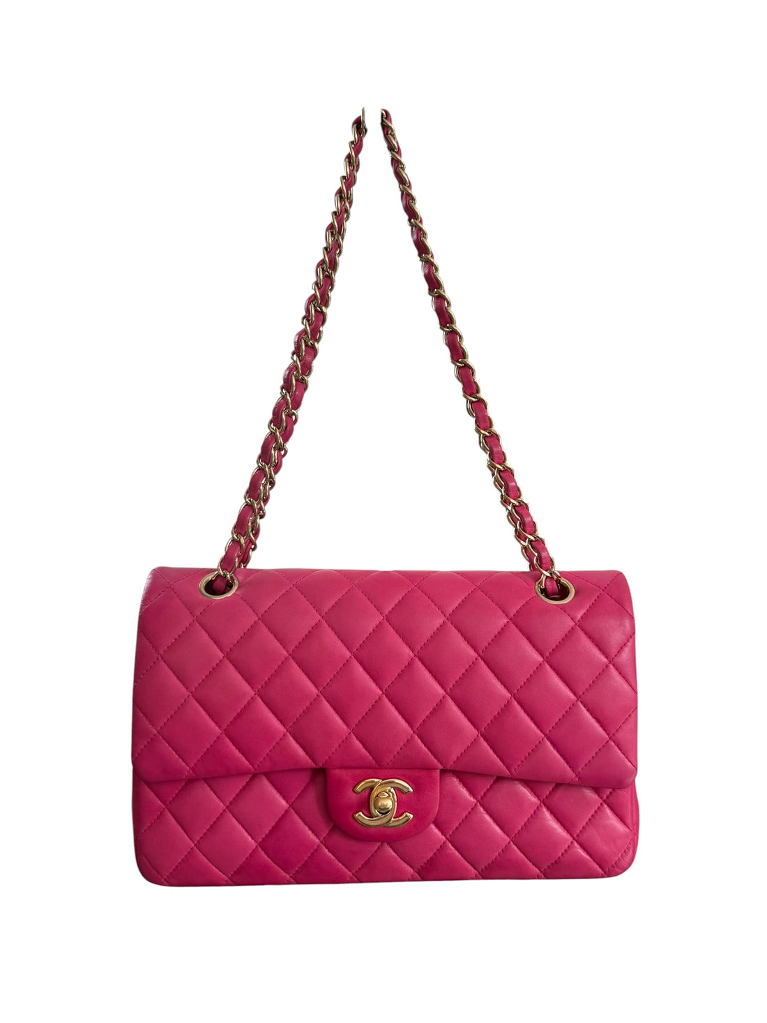 CHANEL Medium Classic Double Flap Bag aus Lammleder und goldfarbener Hardware.