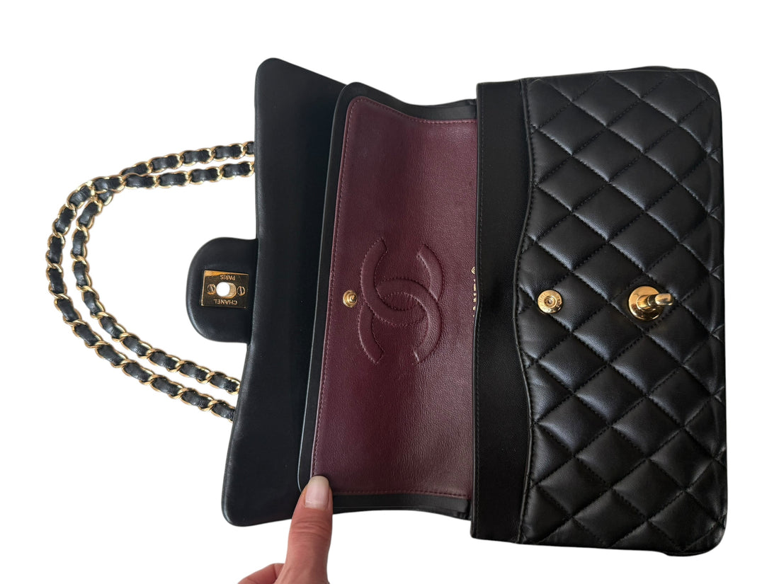 CHANEL Medium Classic Double Flap Bag aus schwarzem Lammleder und goldfarbener Hardware