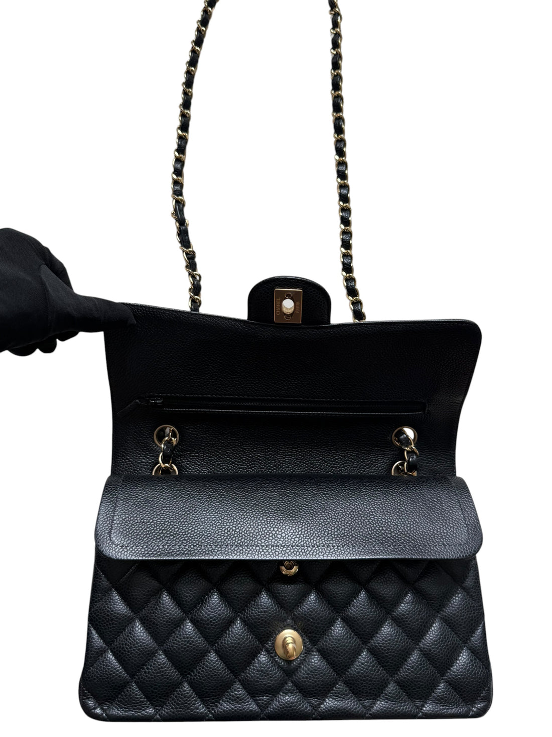 Chanel Medium Classic Double Flap Bag aus schwarzem Caviarleder und goldfarbener Hardware. Bordeauxfarbenes Innenfutter