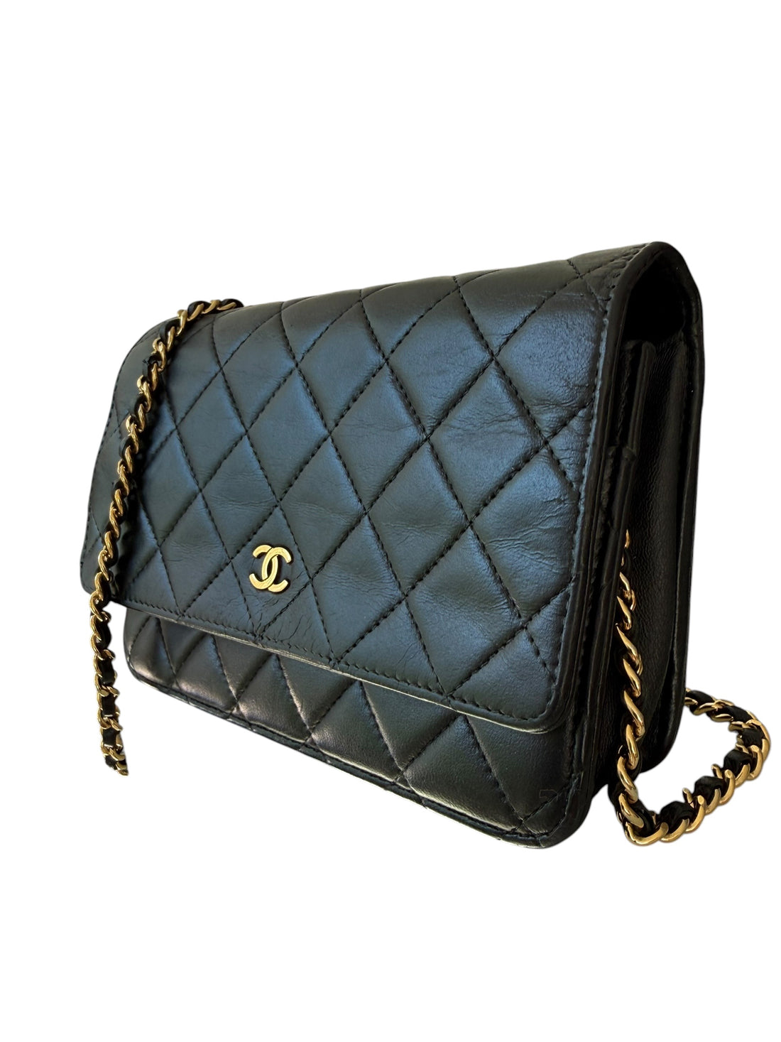 CHANEL WOC Wallet on Chain aus schwarzem Lammleder und goldfarbener Hardware.
