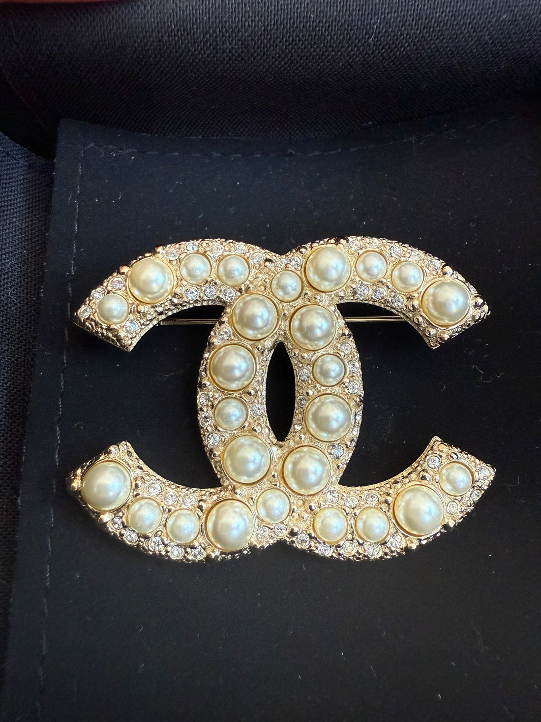 Chanel Brosche Metall mit Strass & Perlen. Goldfarben