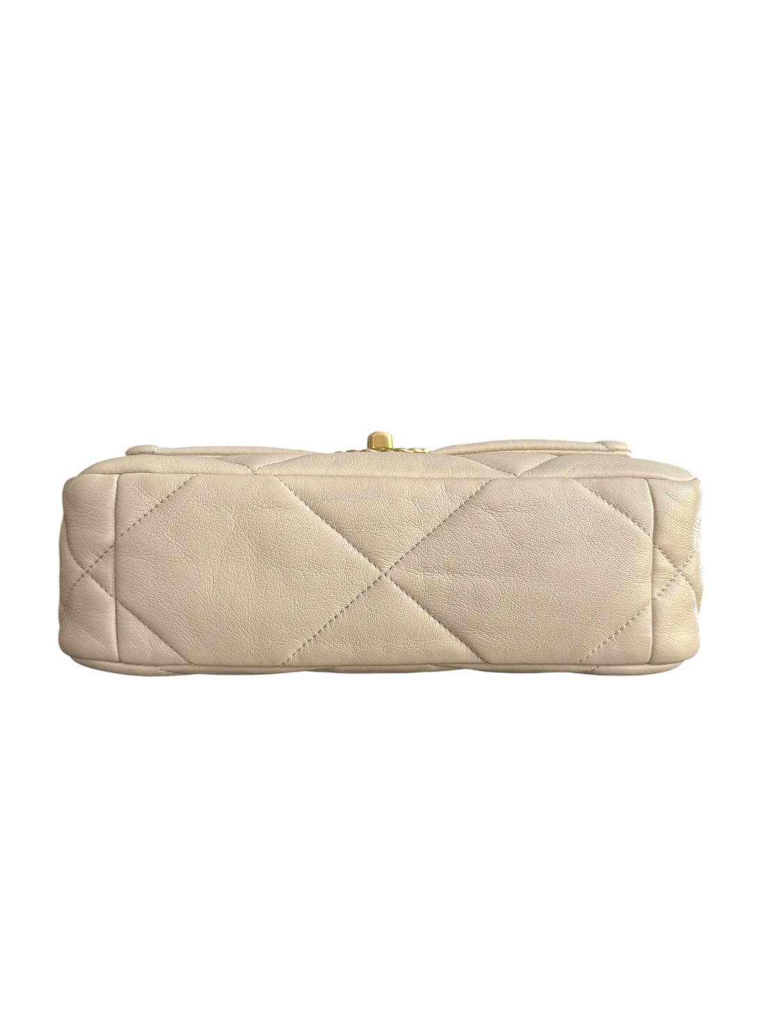Chanel 19 small in der Farbe light-beige aus weichem Lammleder mit Gold- Silber- Rutheniumfarbenem Metall.