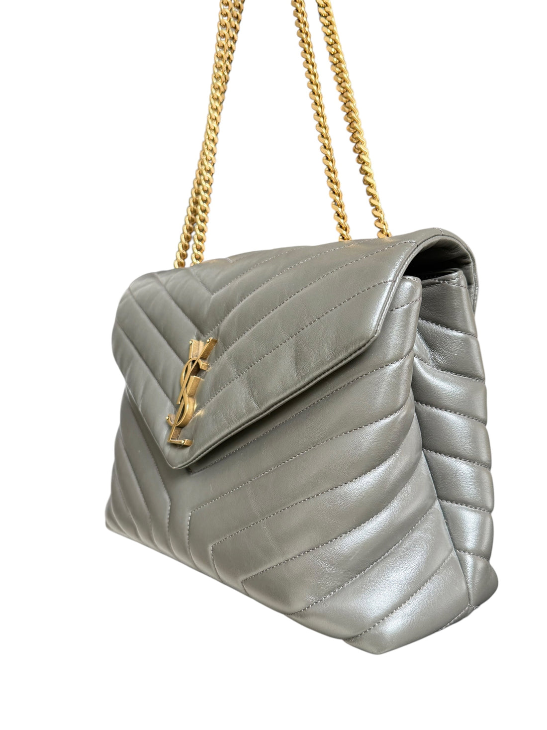 YSL Loulou Medium Tasche aus grauem Kalbsleder mit ineinandergreifenden YSL Initialen aus goldfarbenem Metall