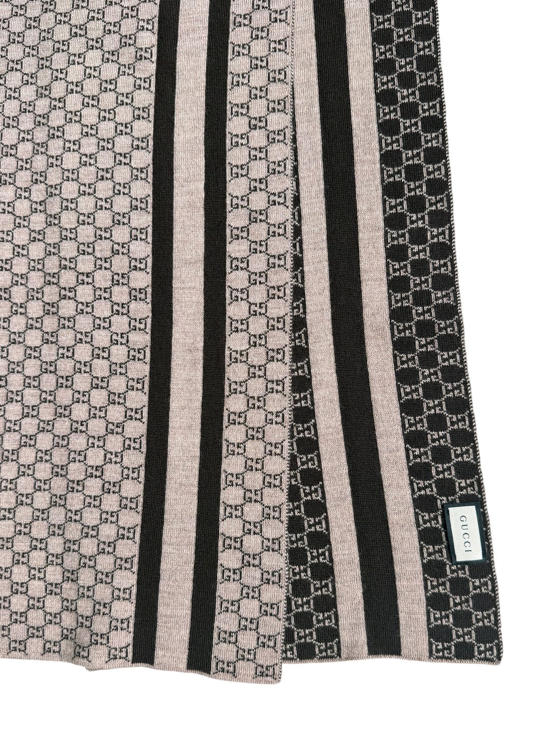 Gucci GG-Wollschal mit dem ikonischen Monogramm-Muster, charakteristischen Streifen und einem hellbraunen - braunen und beigefarbenem Farbverlauf