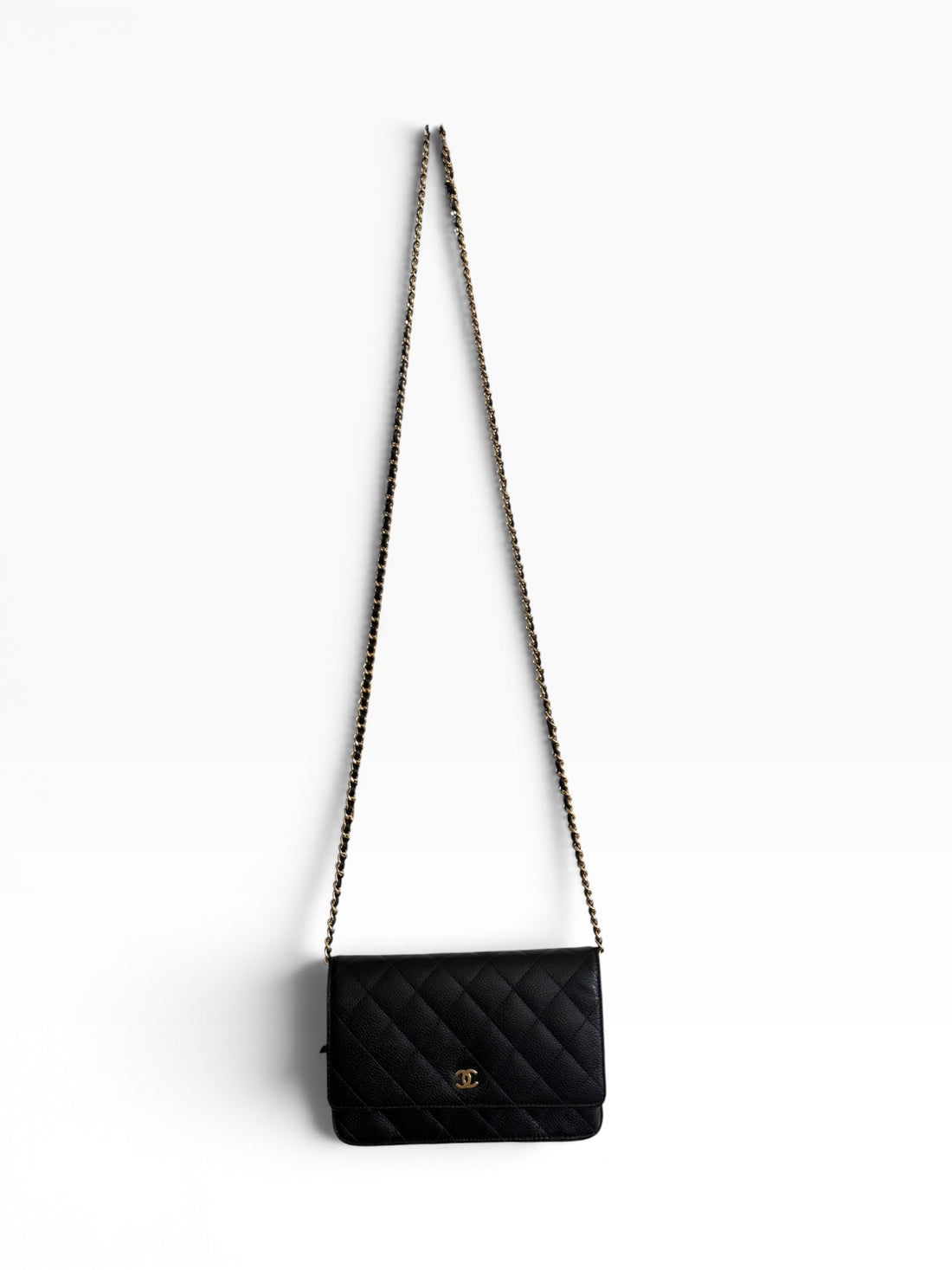CHANEL WOC Wallet on Chain aus schwarzem genarbtem und glänzendem Kalbsleder und goldfarbener Hardware.