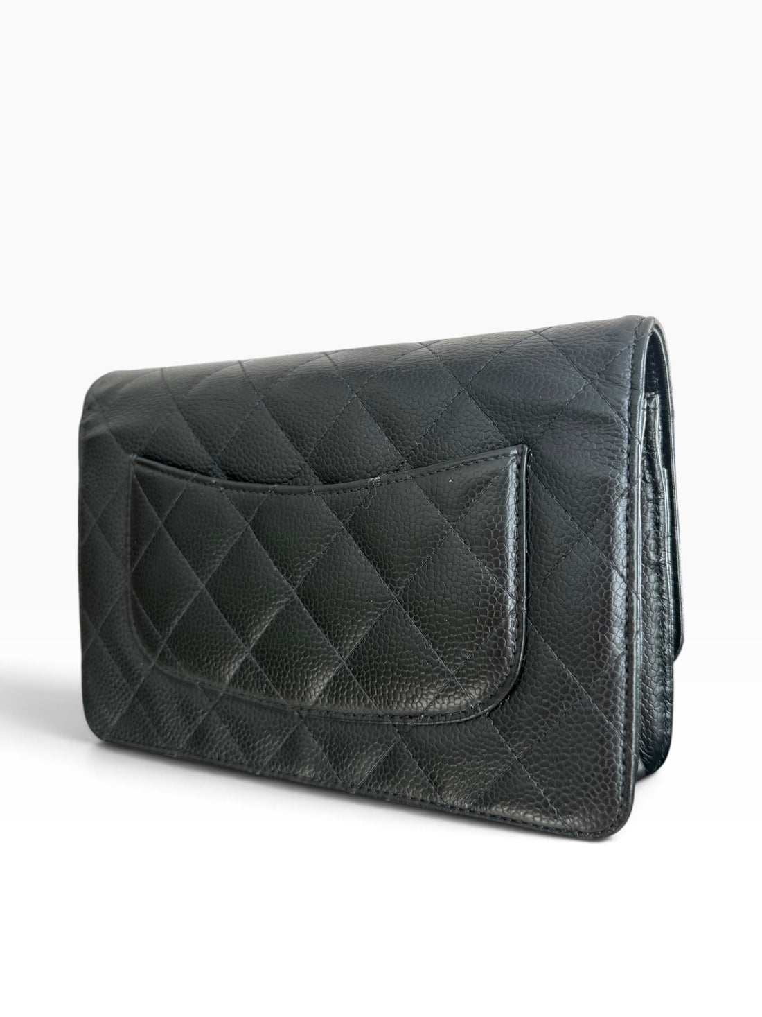 CHANEL WOC Wallet on Chain aus schwarzem genarbtem und glänzendem Kalbsleder und goldfarbener Hardware.