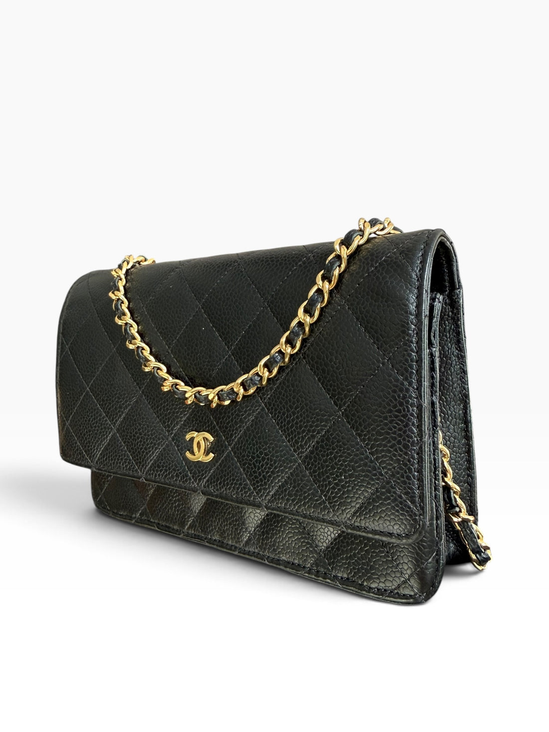 CHANEL WOC Wallet on Chain aus schwarzem genarbtem und glänzendem Kalbsleder und goldfarbener Hardware.