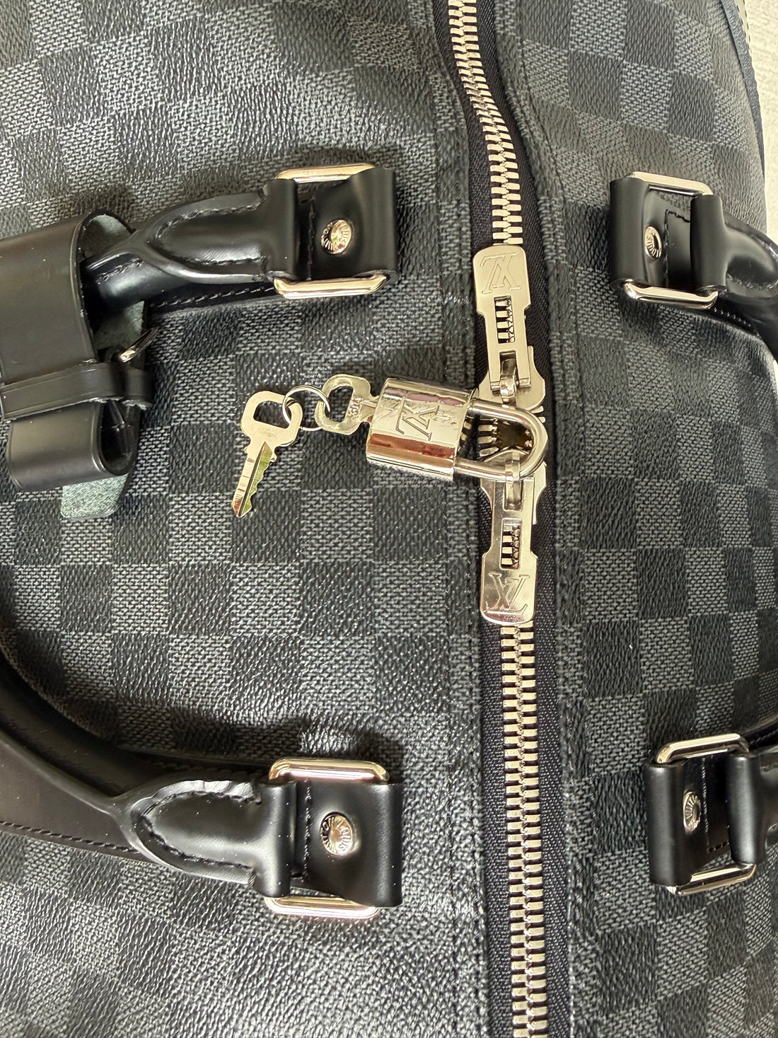 Louis Vuitton Keepall 55 in tela Damier Graphite.