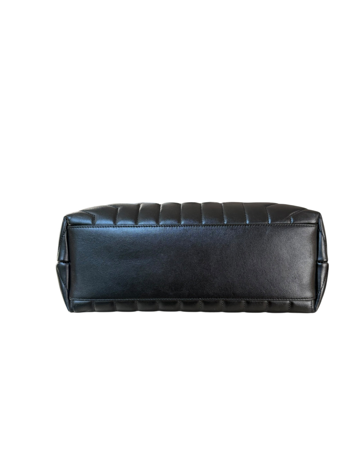 YSL Loulou Medium Tasche aus schwarzem Kalbsleder mit ineinandergreifenden YSL Initialen aus goldfarbenem Metall.