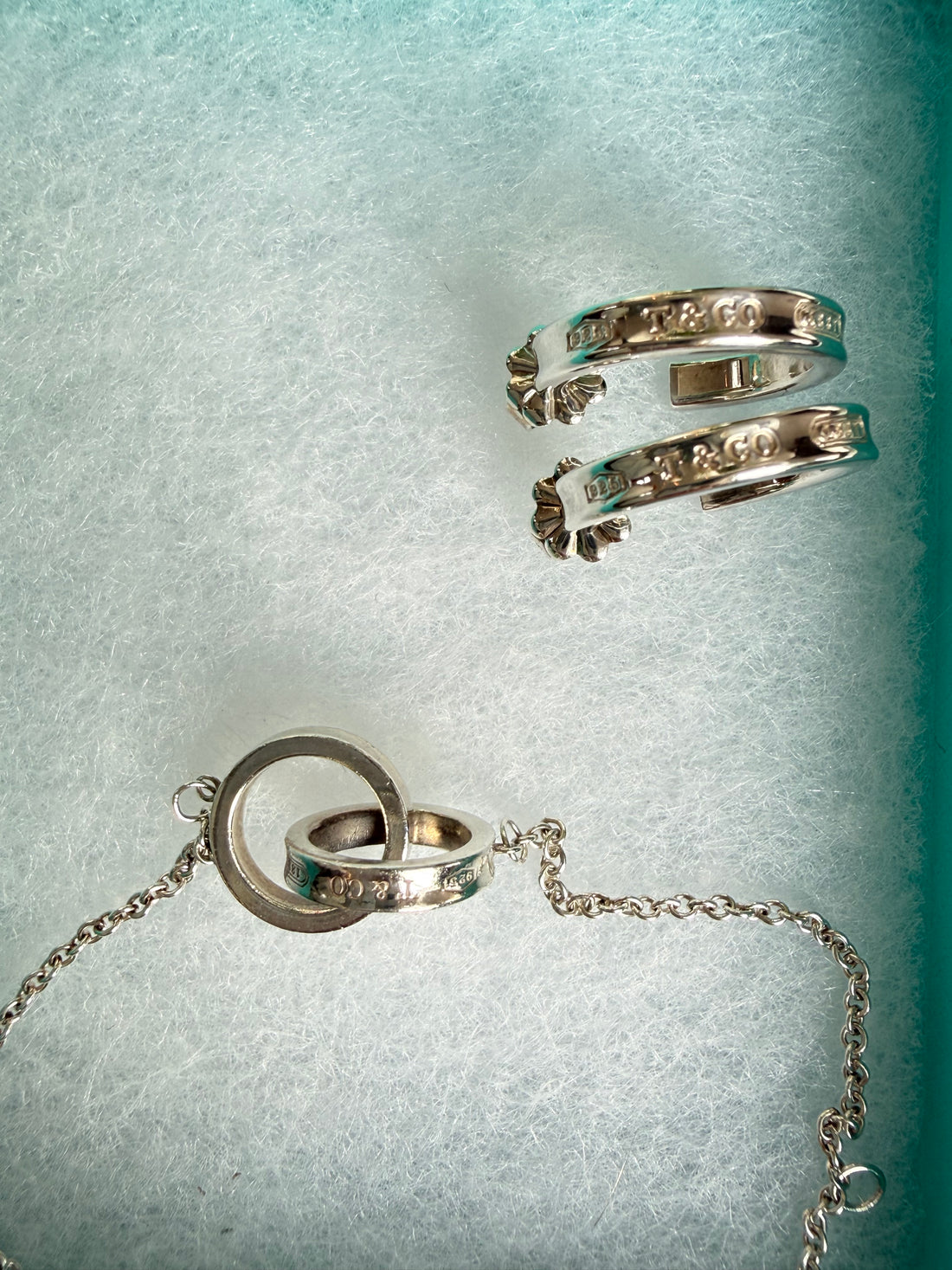 Tiffany 1837™ Interlocking Circle Set aus Kreolen und Armkette