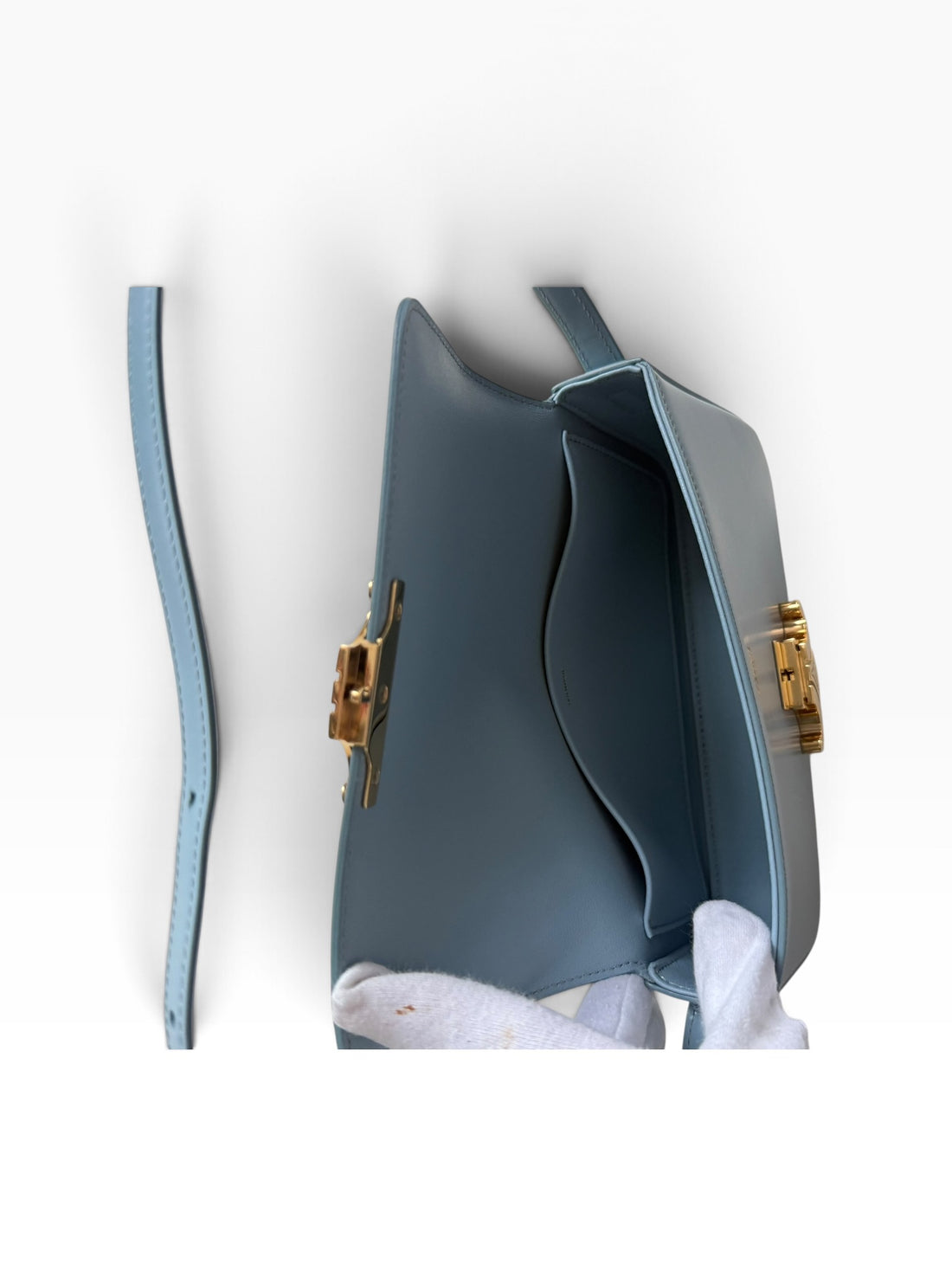 CELINE CLAUDE Schulter Tasche aus glänzendem Kalbsleder mit verstellbaren Schulterriemen. Farbe: California Blue.