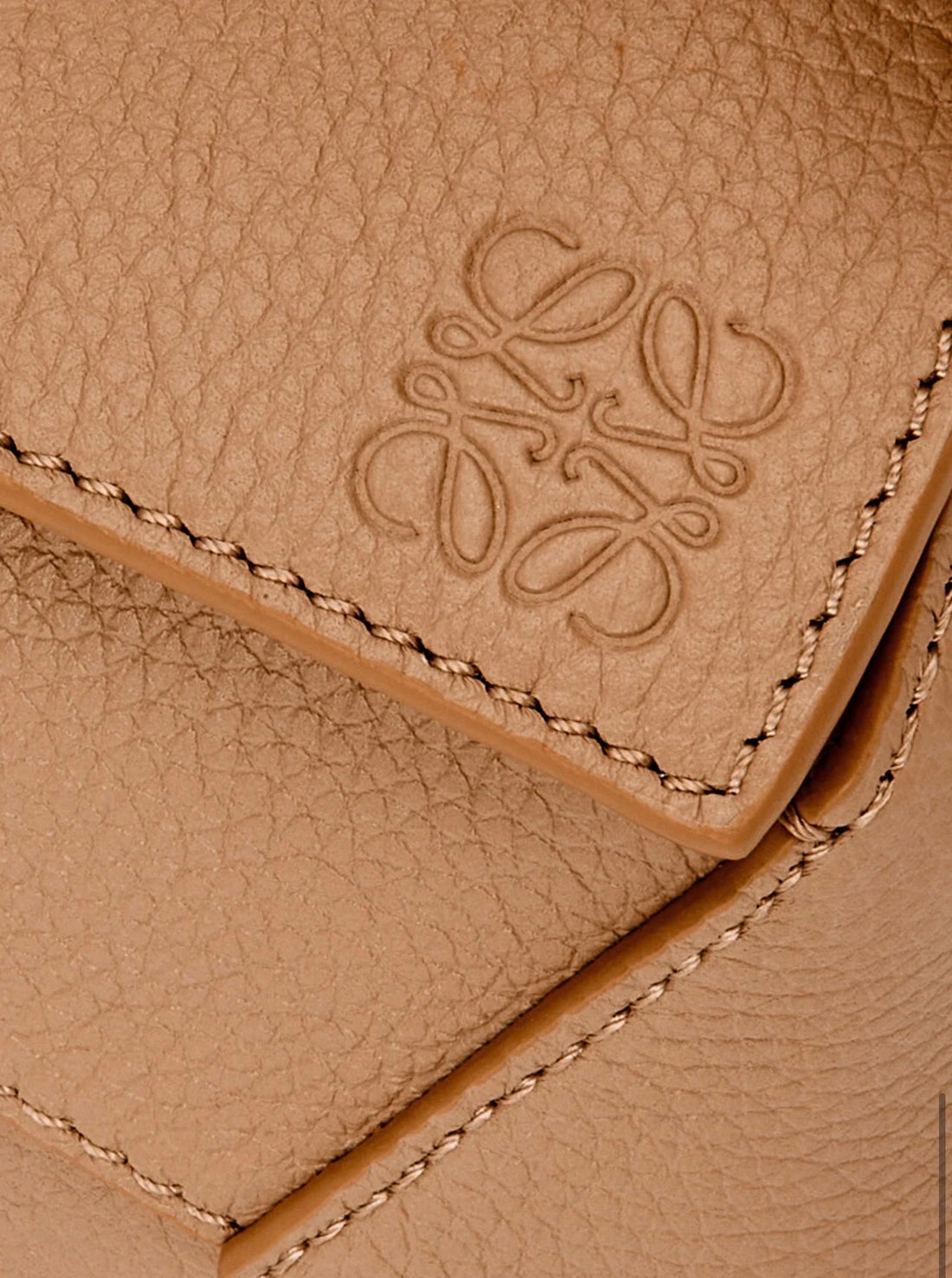 LOEWE Mini Puzzle Edge Tasche aus weichem, genarbtem Kalbsleder in der Farbe Toffee