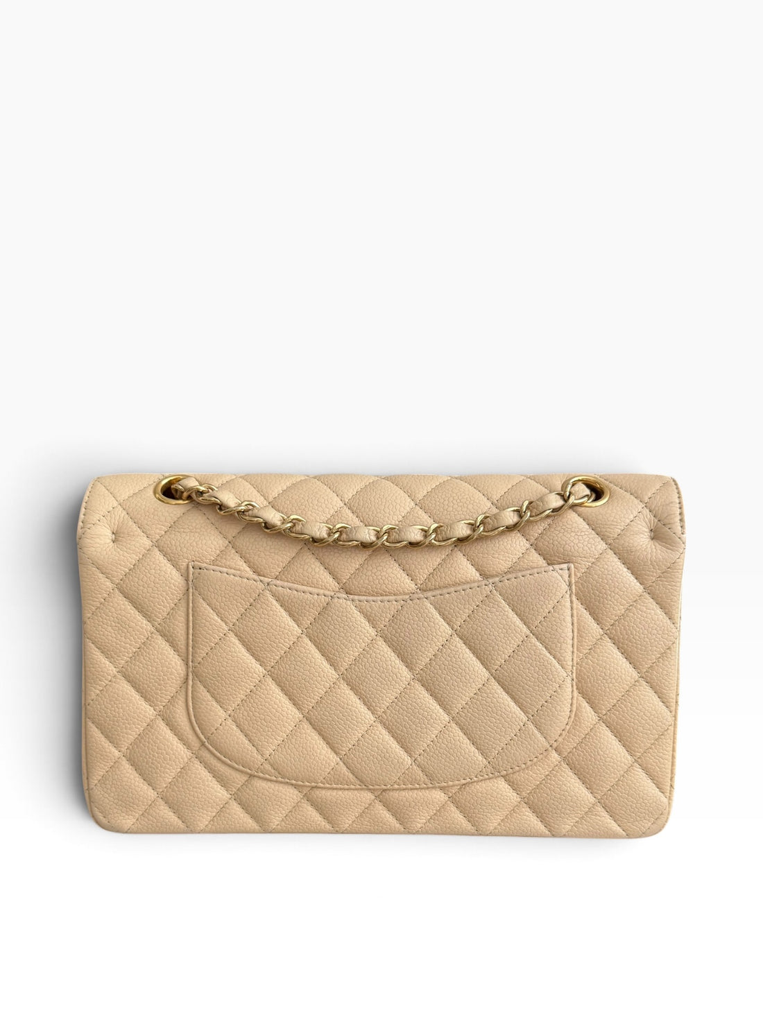Diese Chanel Classic Medium Double Flap Bag ist aus beigem Kaviarleder gefertigt und verfügt über eine charakteristische Rautensteppung.