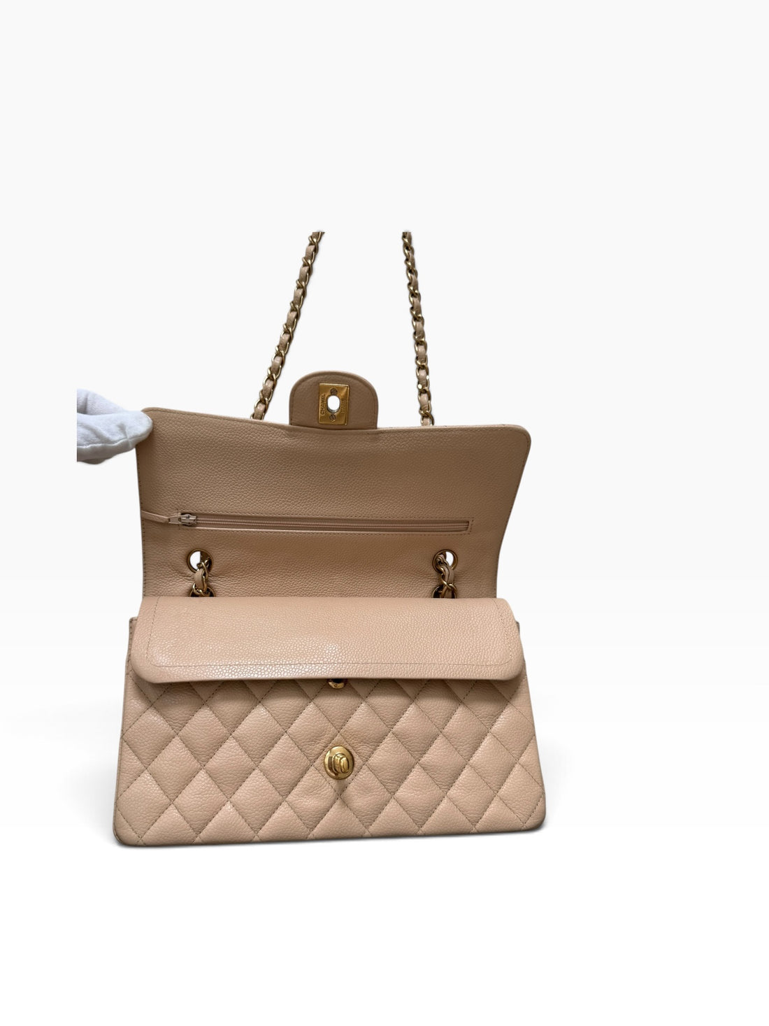Diese Chanel Classic Medium Double Flap Bag ist aus beigem Kaviarleder gefertigt und verfügt über eine charakteristische Rautensteppung.