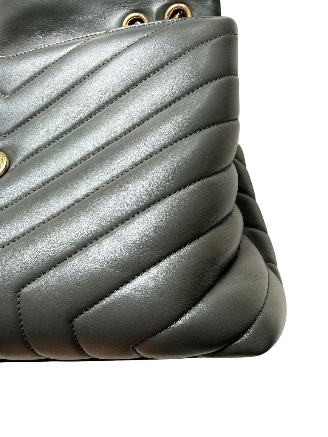 YSL Loulou Medium Tasche aus grauem Kalbsleder mit ineinandergreifenden YSL Initialen aus goldfarbenem Metall