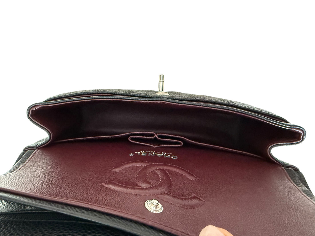 Chanel Small Classic Double Flap Bag aus schwarzem Caviarleder und silberfarbener Hardware