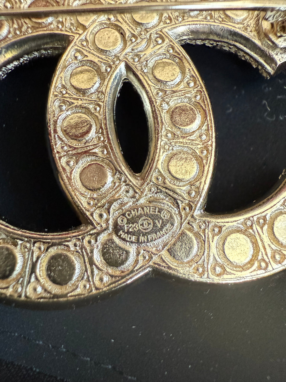 Chanel Brosche Metall mit Strass & Perlen. Goldfarben